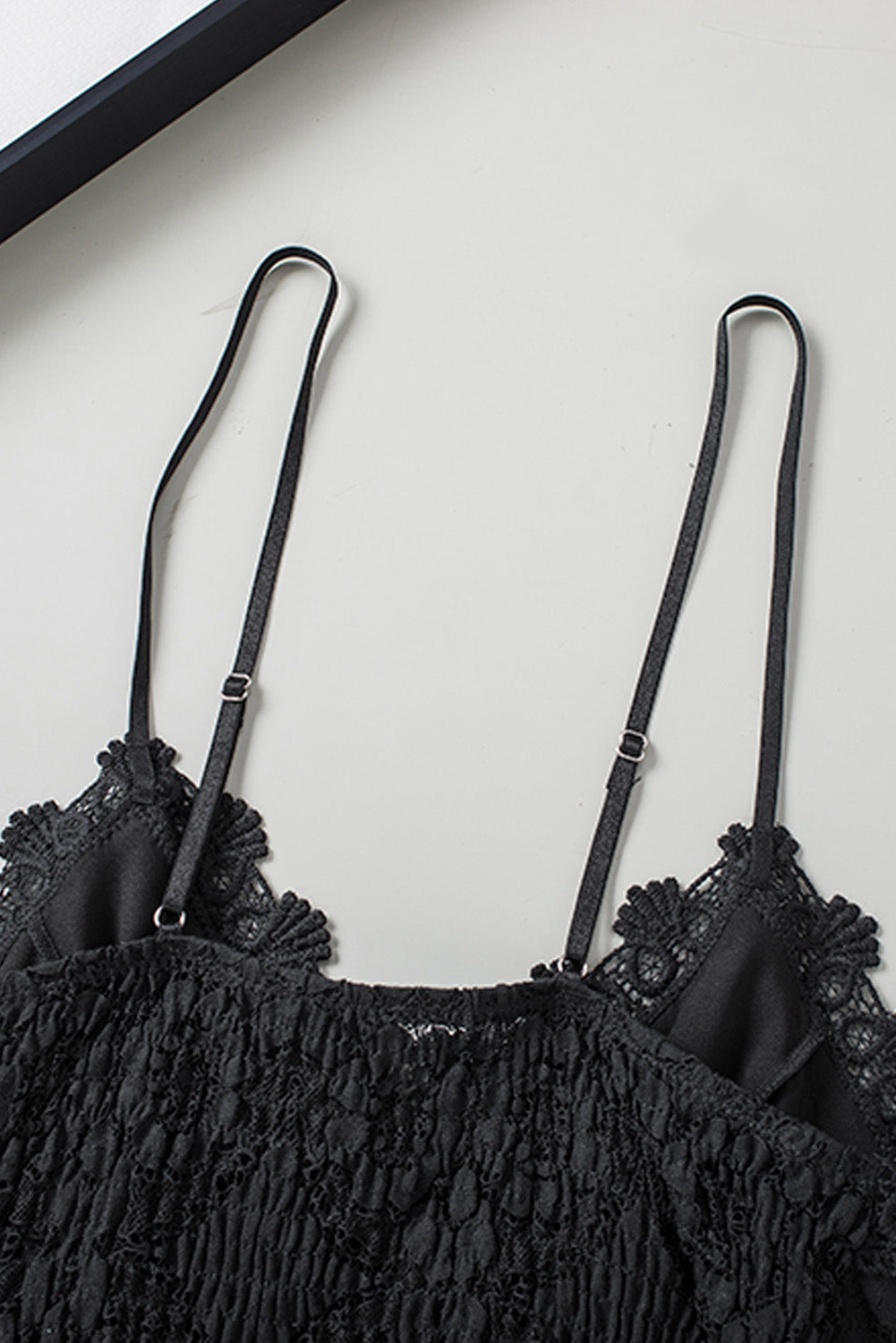 Valenzora | V-neck lace cropped cami