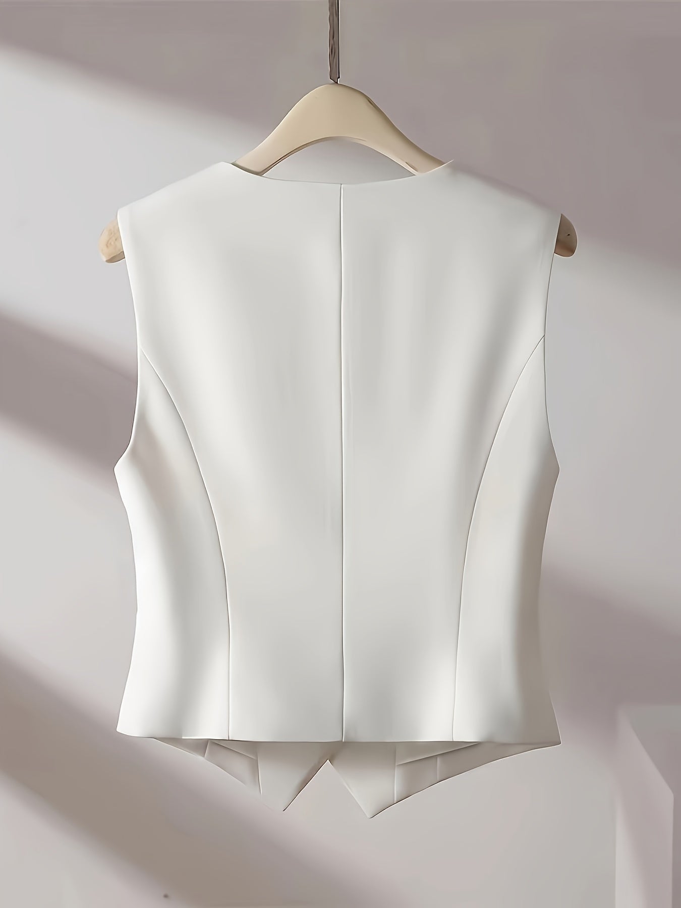 Valenzora | Solid color sleeveless vest with V-neck and button closure