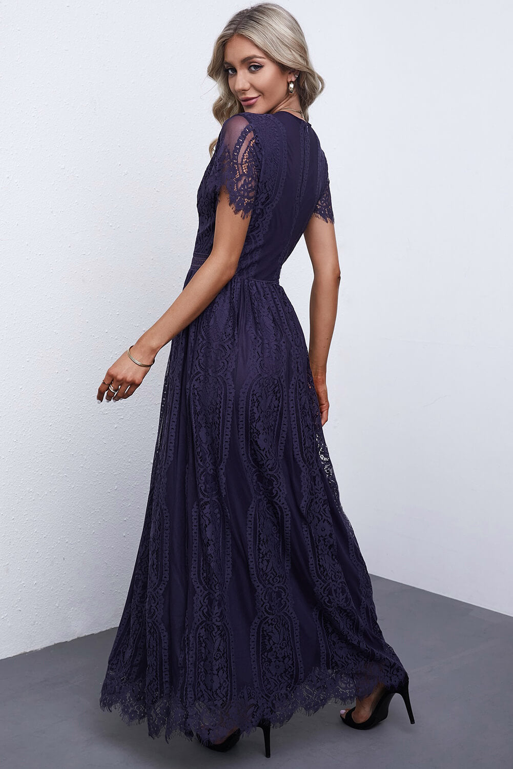 Valenzora | Spitzen-Plunge-Kleid mit gewelltem Saum