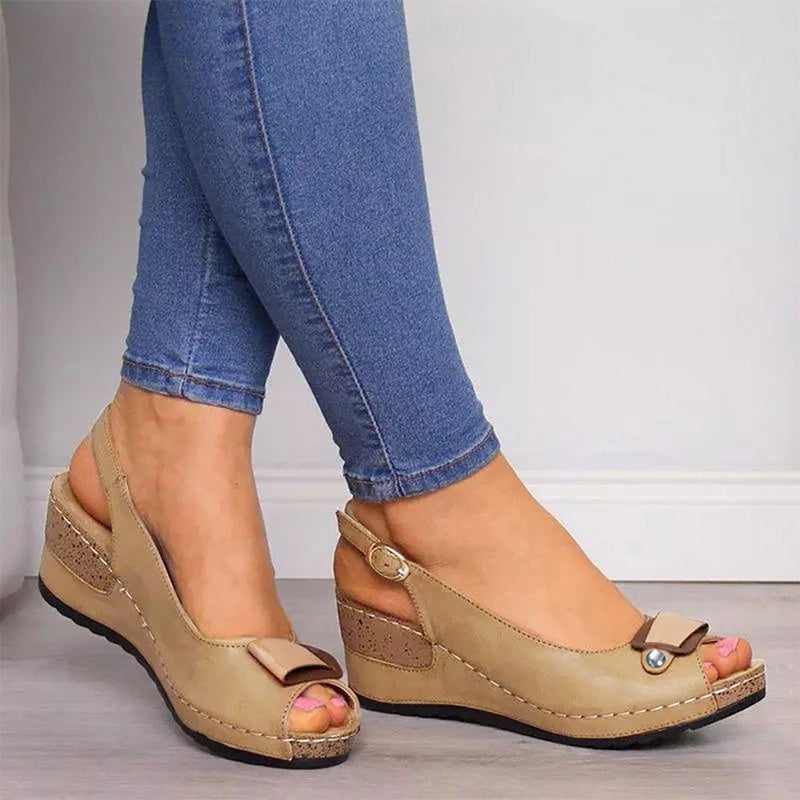 Sandals with fish-mouth buckle