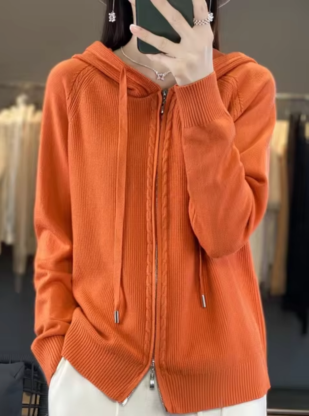 – Strickjacke mit Kapuze