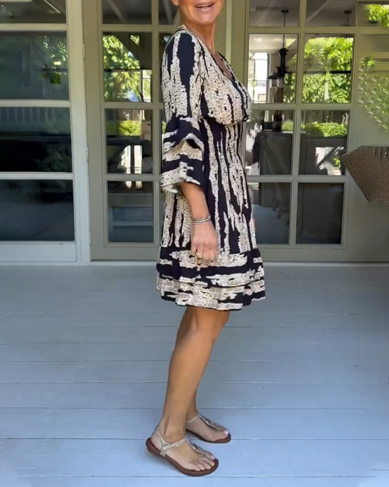 Dress with V-neck and 3/4 sleeves