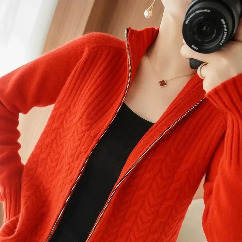 Valenzora | Women's knitted jacket with zipper and cable knit details