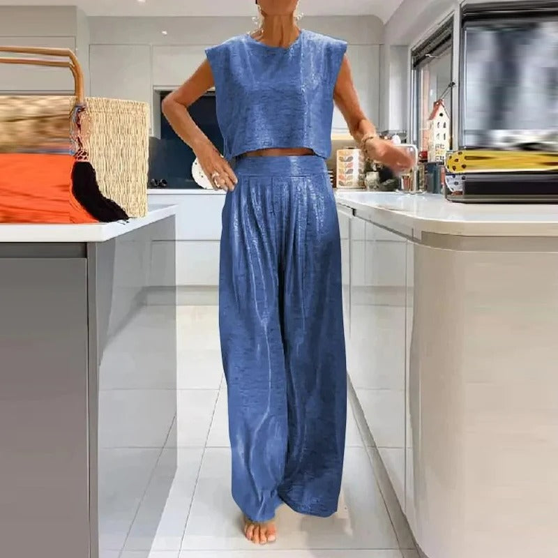 Glänzendes Damenoberteil und Hose