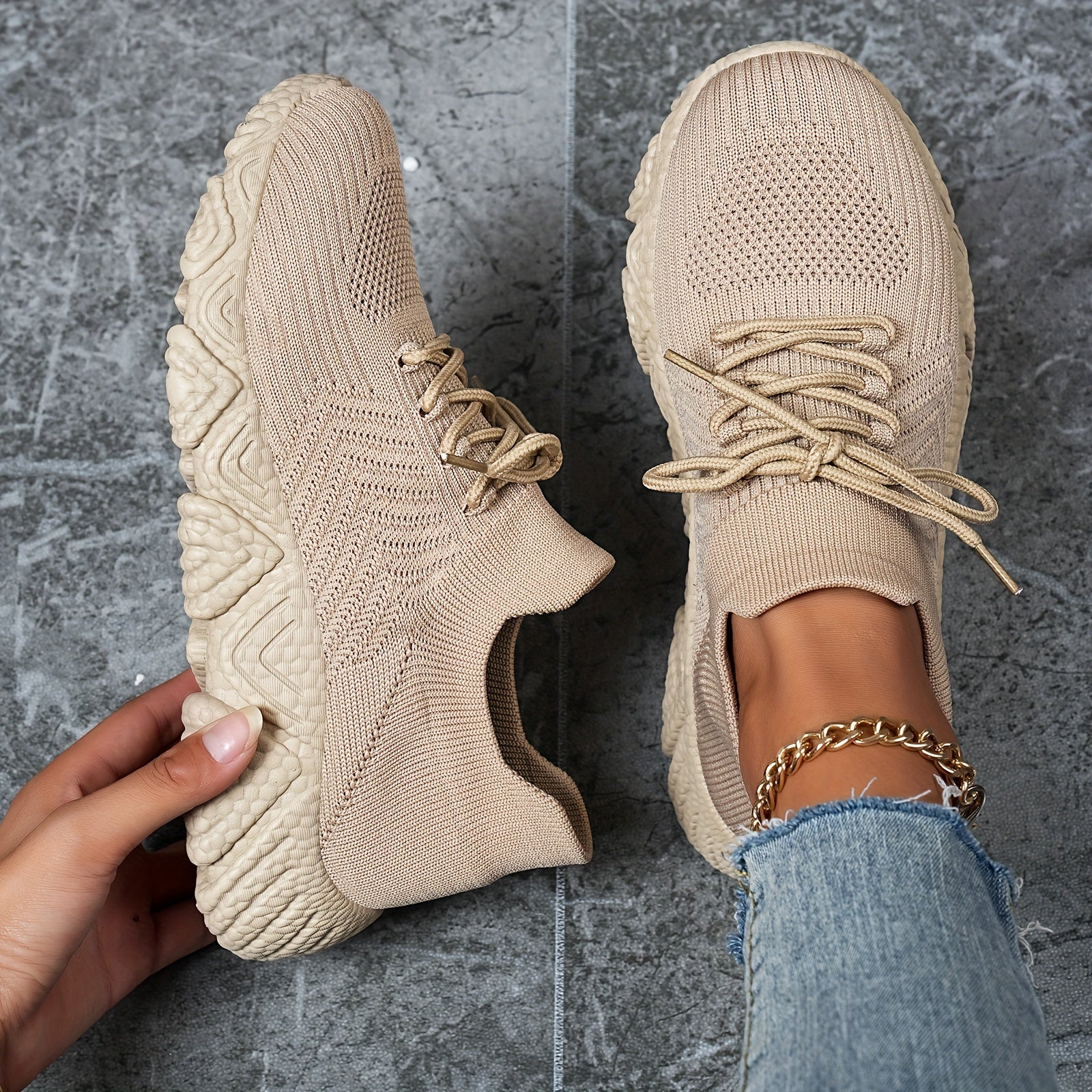 Valenzora | Breathable low-top sneakers in a solid color