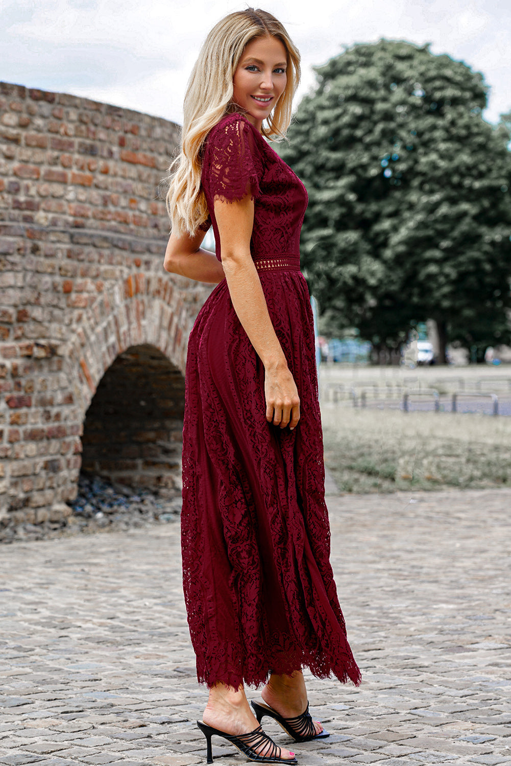 Valenzora | Spitzen-Plunge-Kleid mit gewelltem Saum