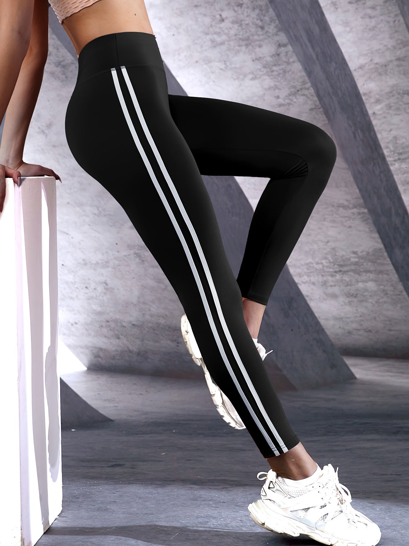 Valenzora | Moisture-wicking yoga leggings with a high waistband