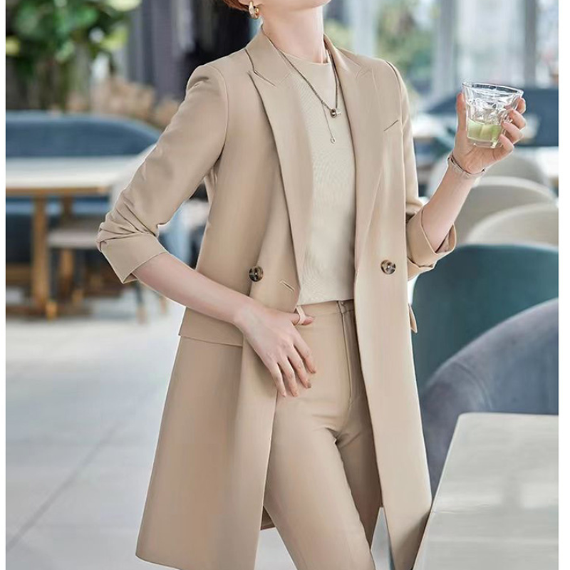 Valenzora | Elegant long women's blazer with flap pockets and lapel collar