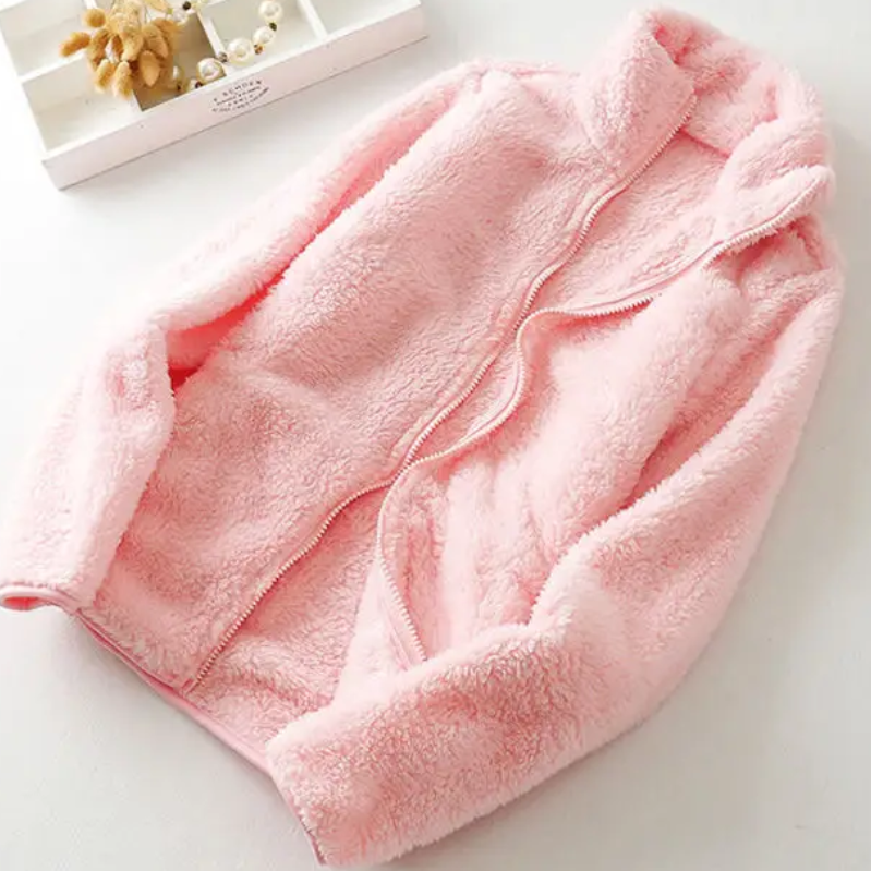 und eine flauschige Jacke mit Reißverschluss, Fleeceweste