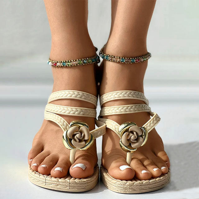 Valenzora | Geflochtene Sandalen mit Blumenverzierung