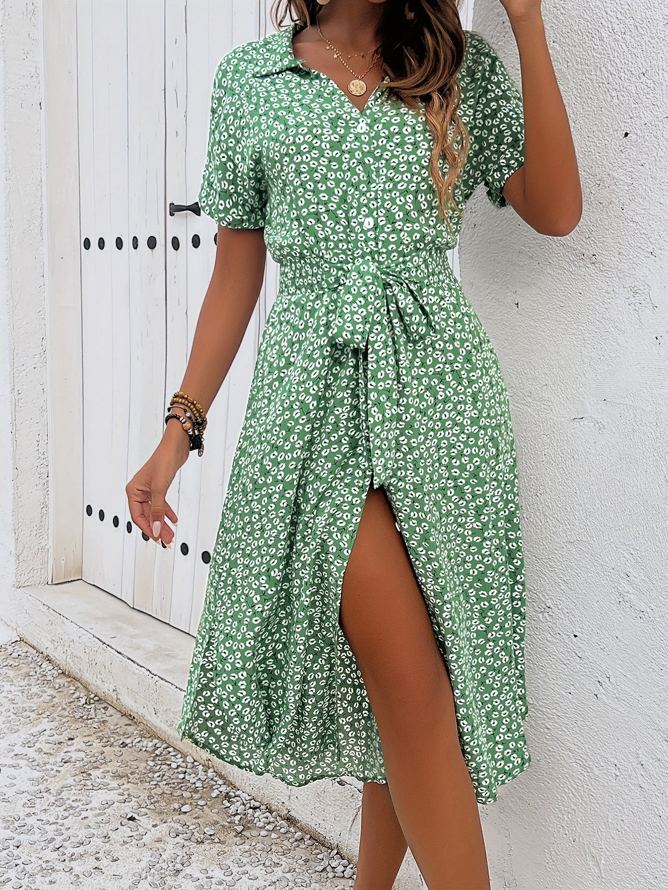 Valenzora | Elegantes Midikleid mit Blumen und Gürtel, kurzen Ärmeln, Knopfverschluss
