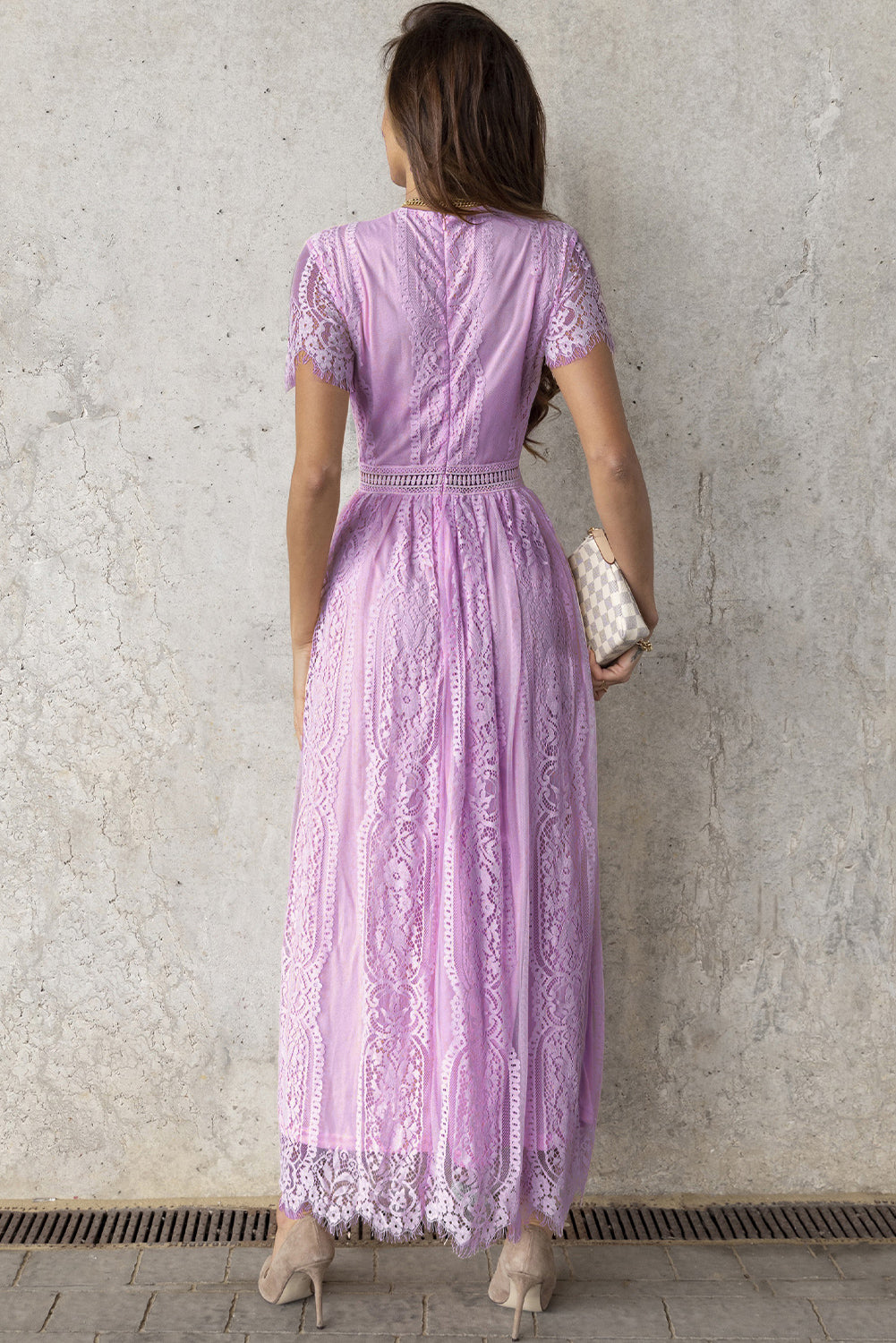 Valenzora | Spitzen-Plunge-Kleid mit gewelltem Saum