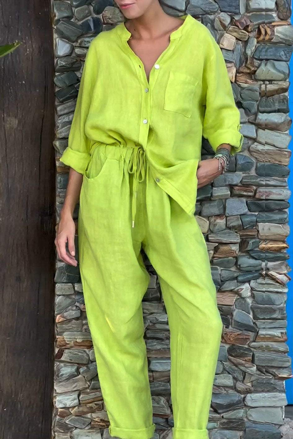 V-Ausschnitt-Shirt und Baumwollhose