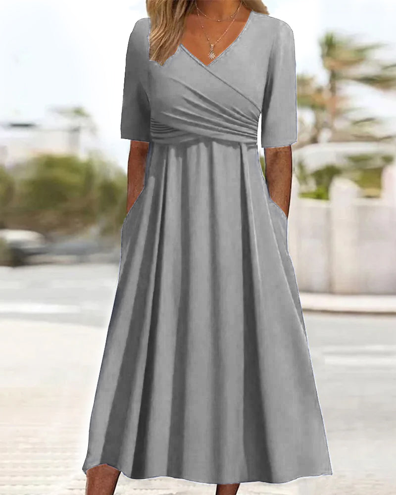 Valenzora | Blaues Wickelkleid mit kurzen Ärmeln