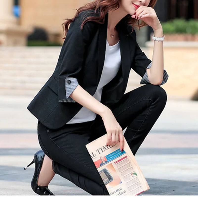 Valenzora | Elegant women's blazer with button details. Ideal for the office.