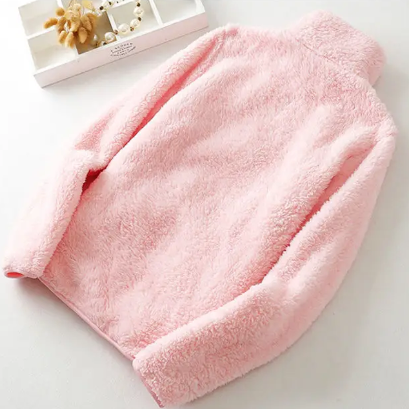 und eine flauschige Jacke mit Reißverschluss, Fleeceweste