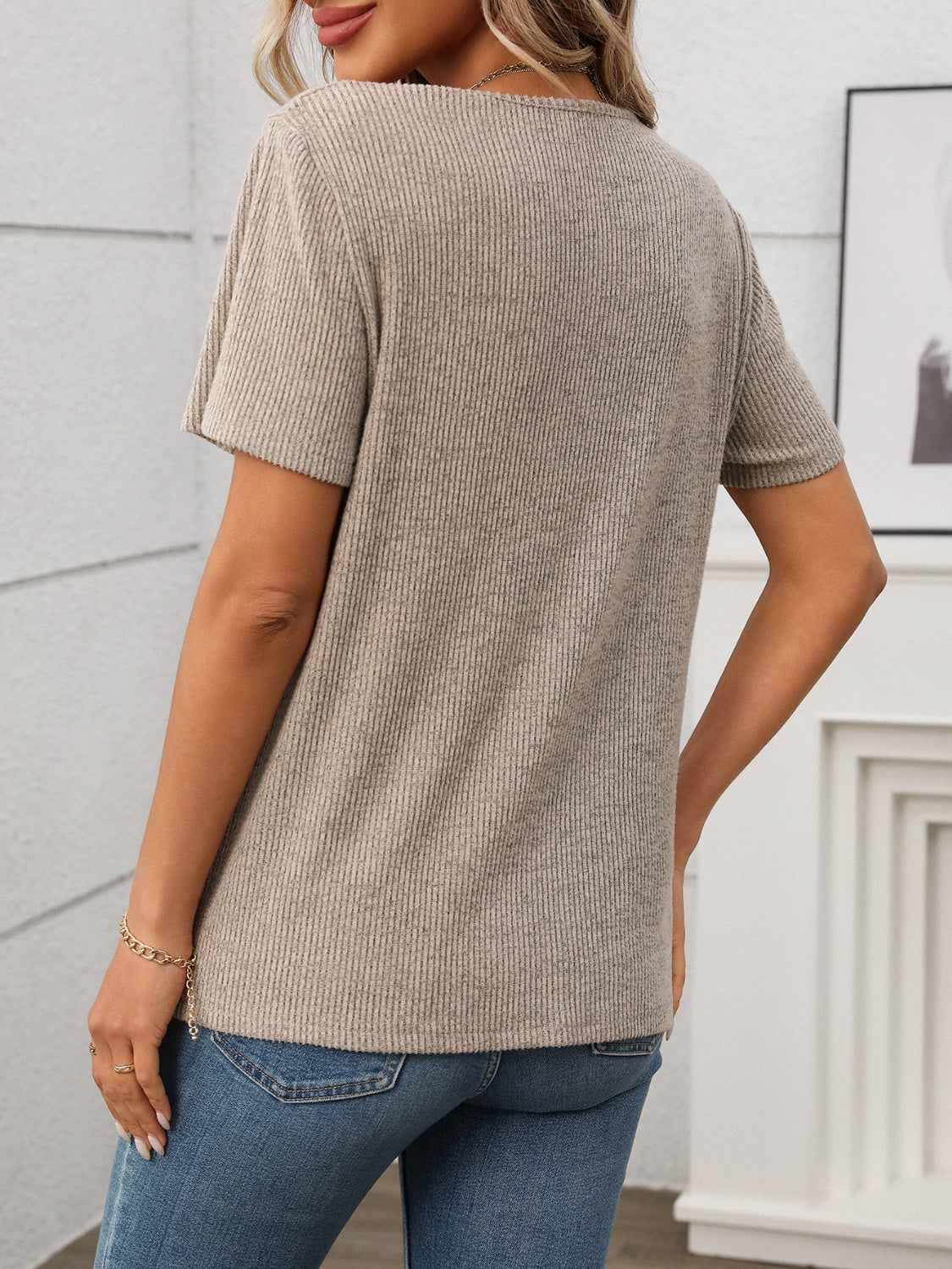 Valenzora | Ribbed V-neck short-sleeved T-shirt