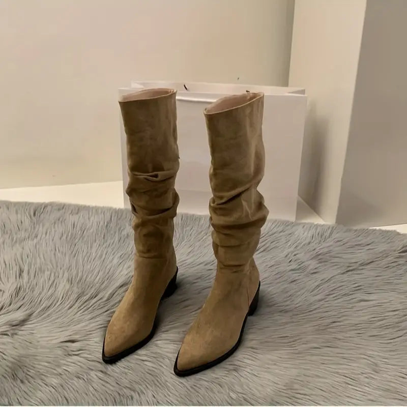 – Sturdy, pointed boots that reach mid-calf