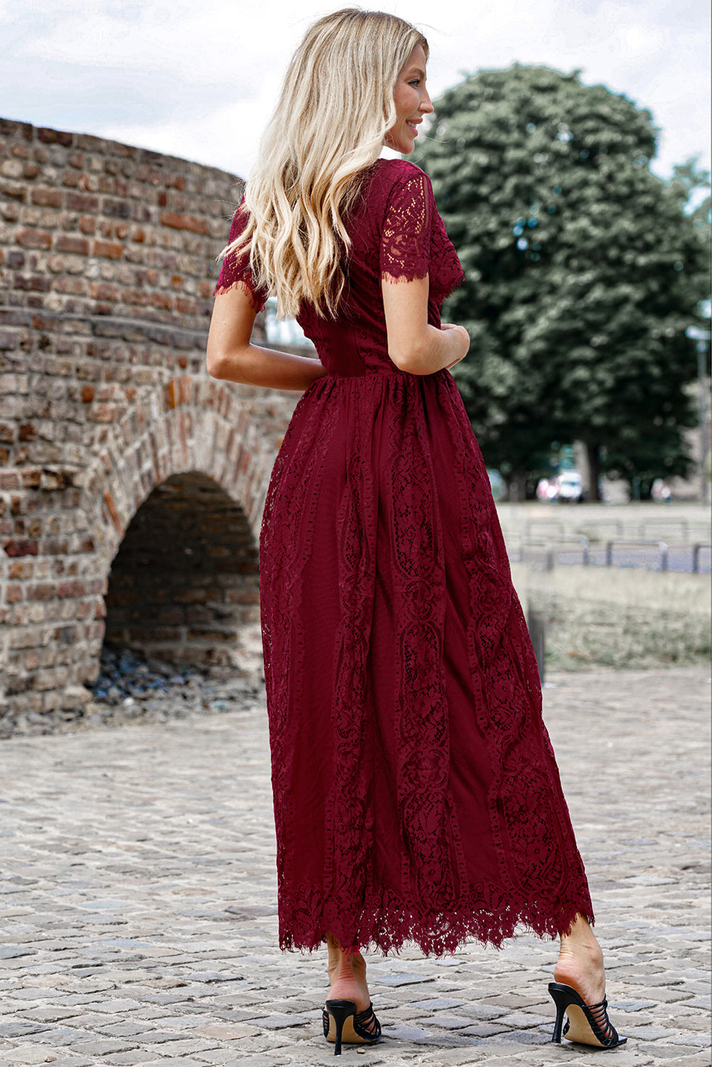 Valenzora | Spitzen-Plunge-Kleid mit gewelltem Saum