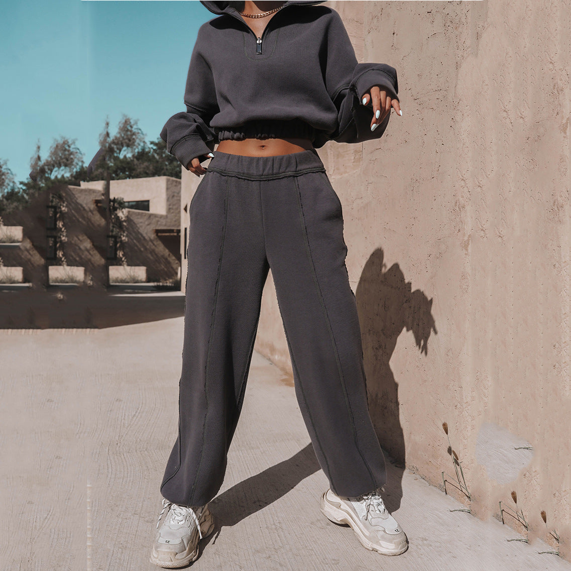 Valenzora | Part sporty cropped sweatshirt with jogging bottoms - Women's pullover tracksuit with zipper and elastic waistband
