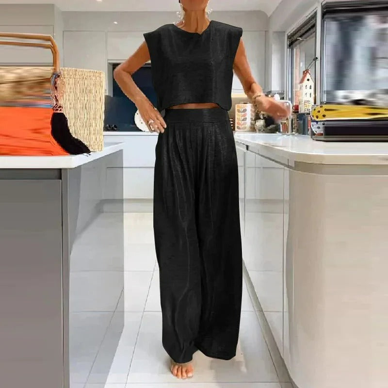 Glänzendes Damenoberteil und Hose