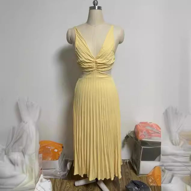 Valenzora | Ärmelloses V-Ausschnitt-Kleid mit Falten und offenem Rücken
