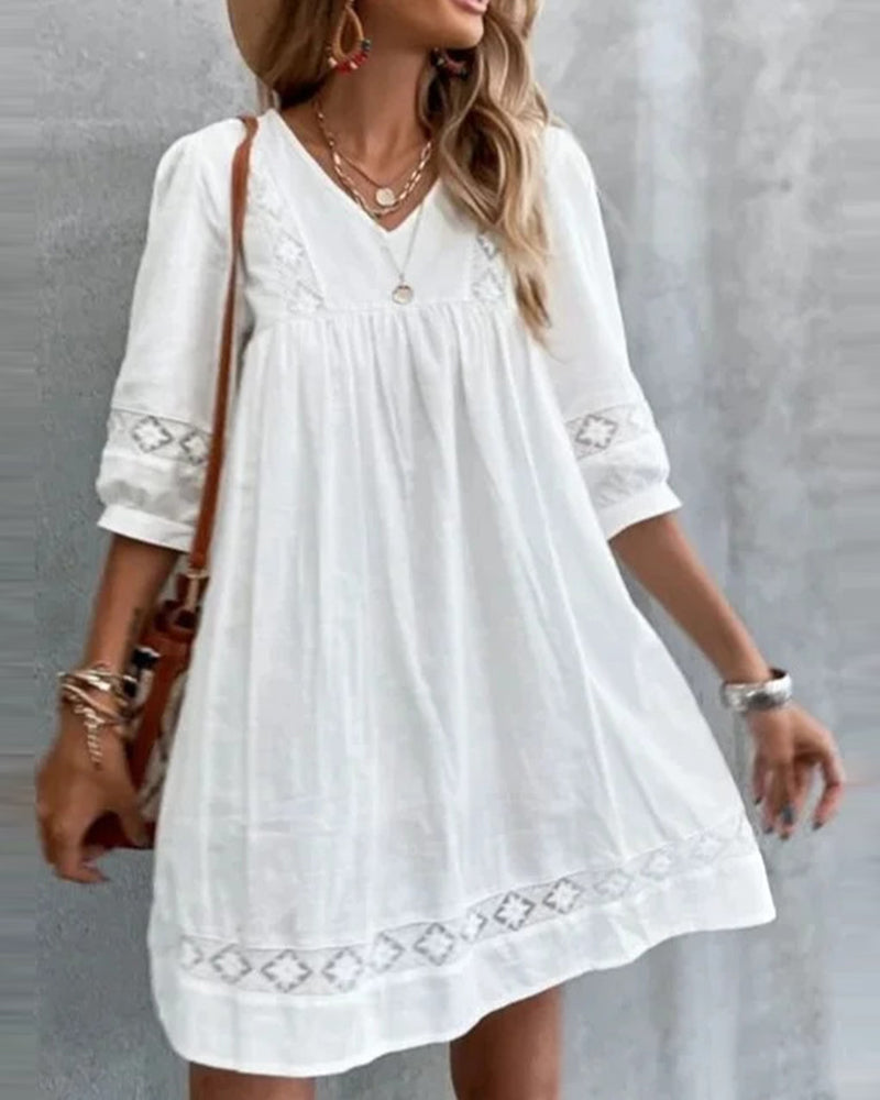 Valenzora | Dress made of solid color lace with a V-neck and three-quarter sleeves