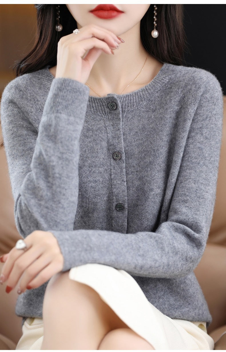 Valenzora | Merinowoll-Strickjacke mit Rundhalsausschnitt und langen Ärmeln