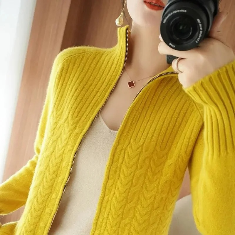 Valenzora | Women's knitted jacket with zipper and cable knit details