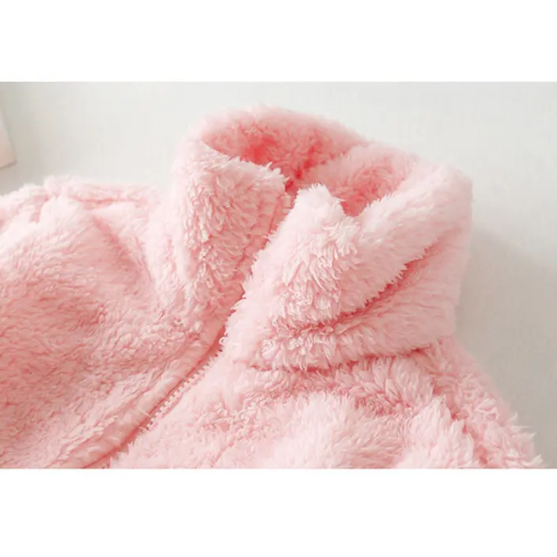 und eine flauschige Jacke mit Reißverschluss, Fleeceweste