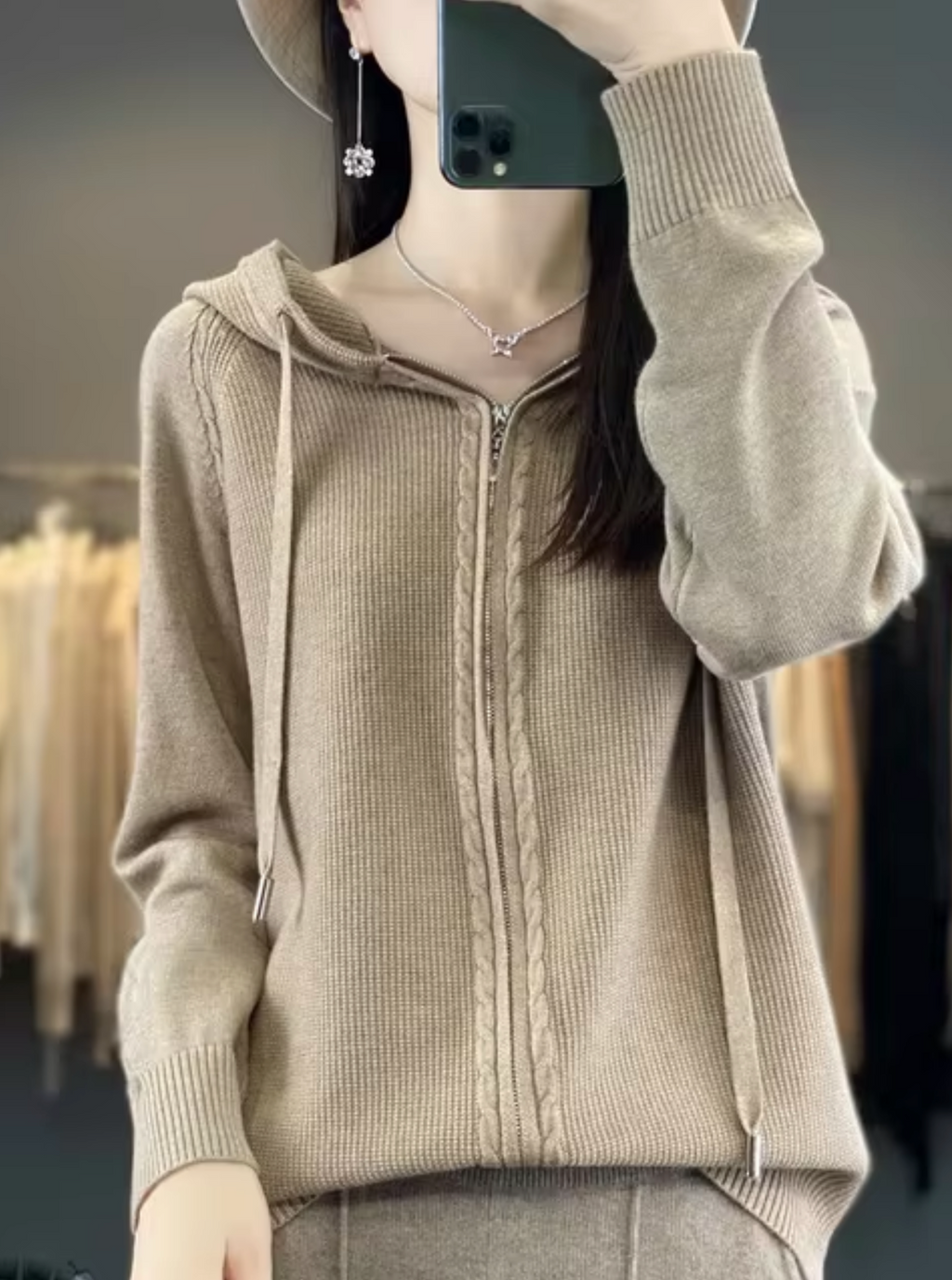 – Strickjacke mit Kapuze