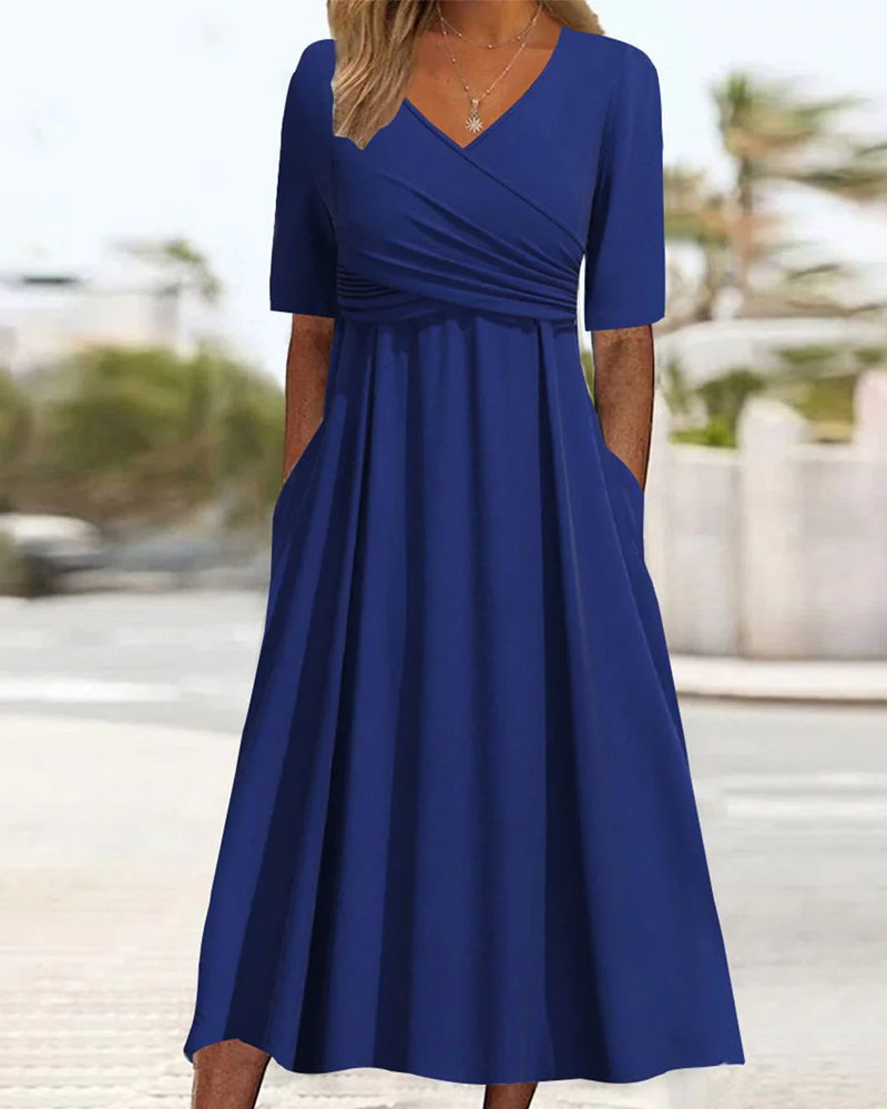 Valenzora | Blaues Wickelkleid mit kurzen Ärmeln