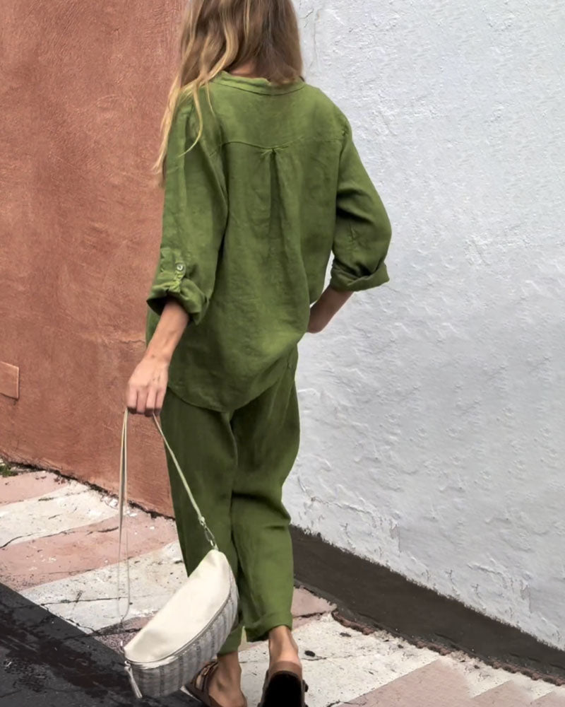 V-Ausschnitt-Shirt und Baumwollhose