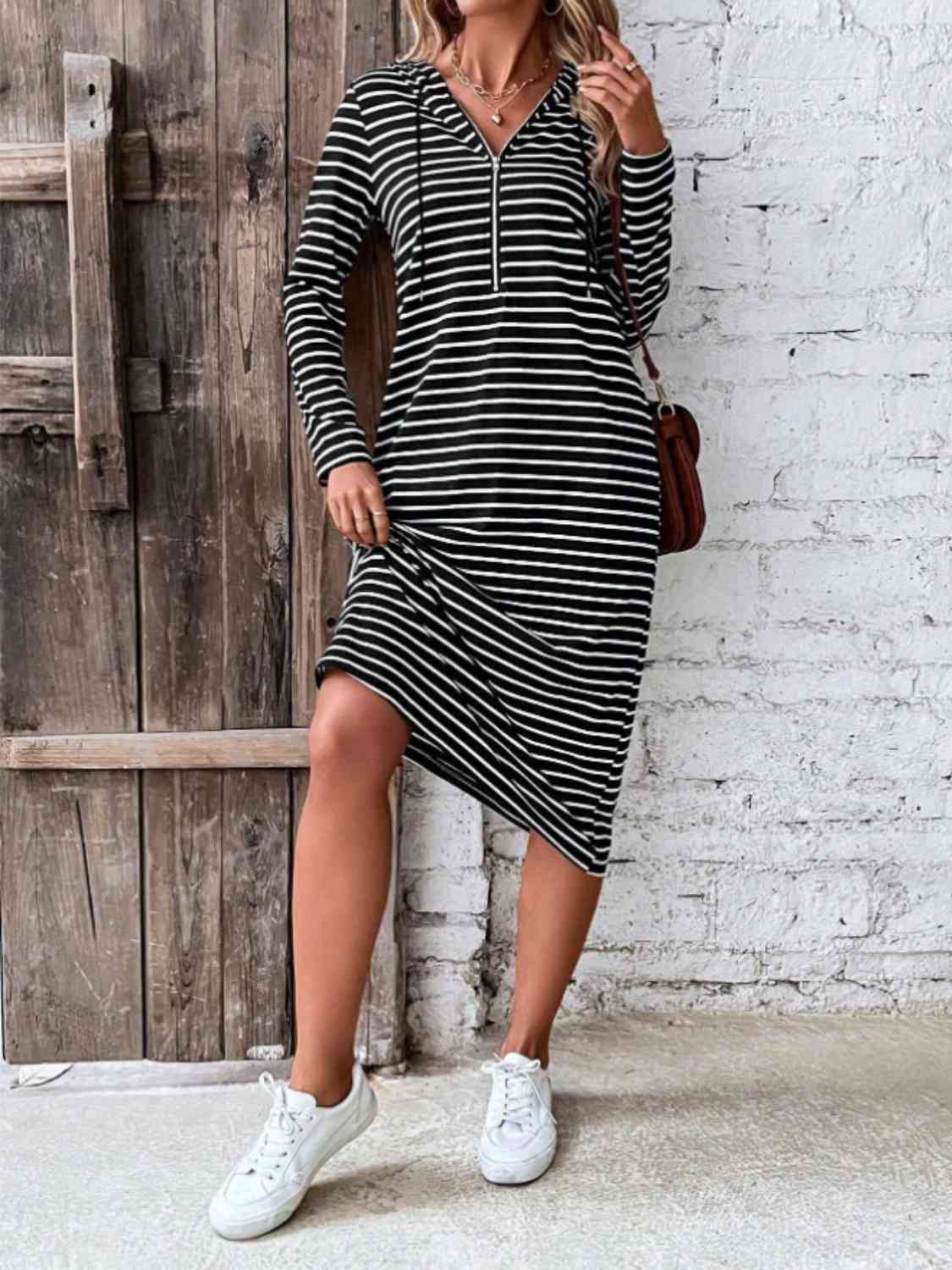 Valenzora | Gestreiftes Kapuzenkleid mit Reißverschluss