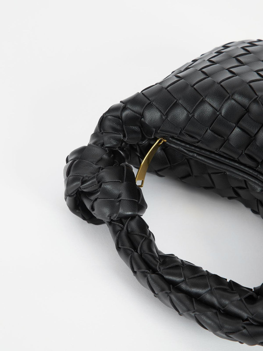 Valenzora | Casual and Relaxed Bag Design