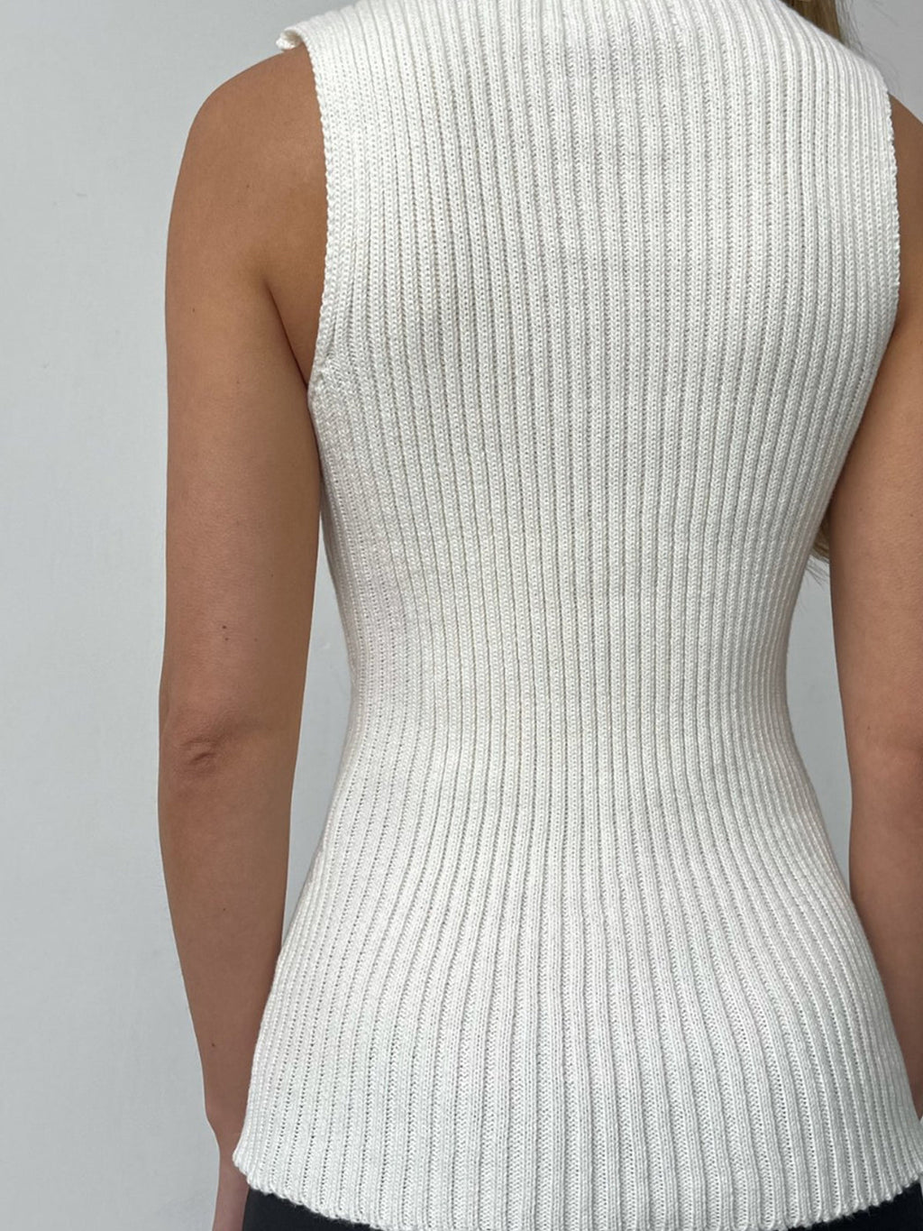 Valenzora | Minimalist Ribbed Back Cutout Top