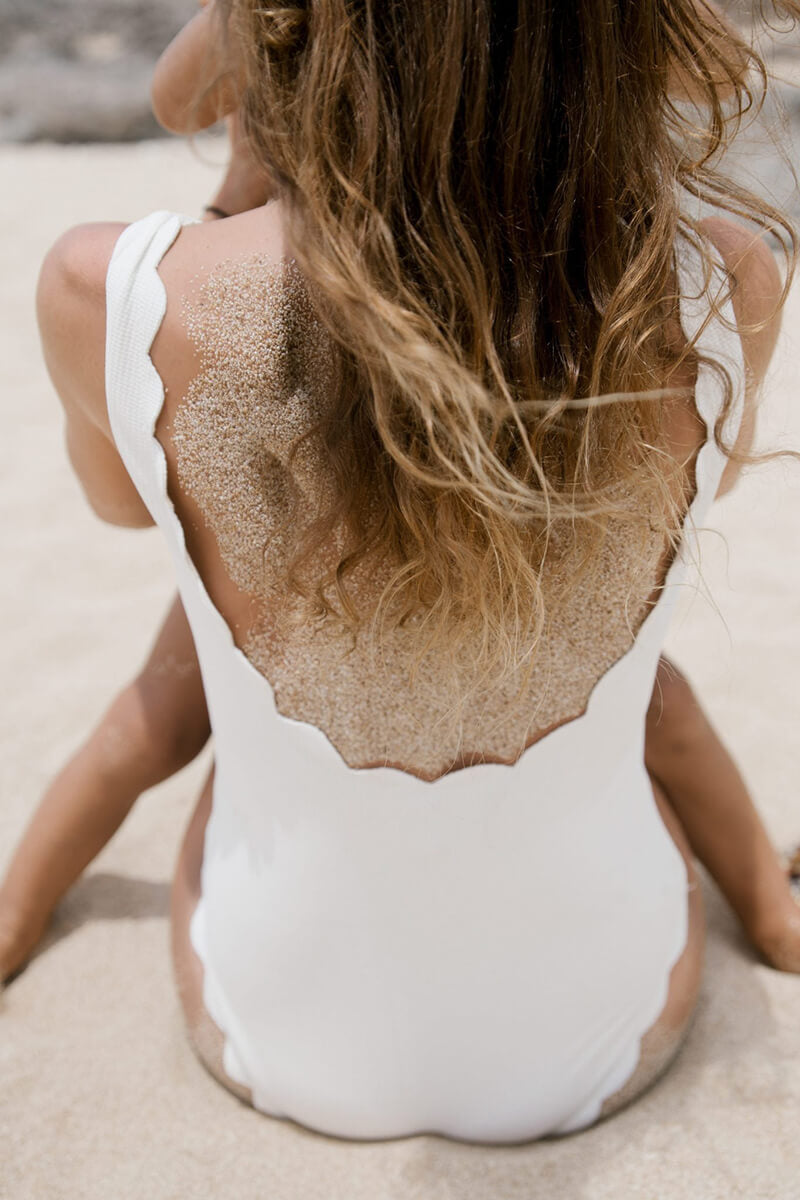 Valenzora with wavy edges and U-neck