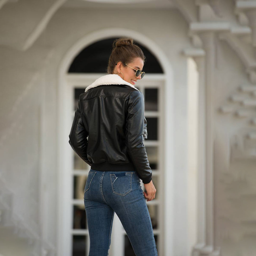 Winter-Chic: EMMA's Lederjacke mit Pelzkragen