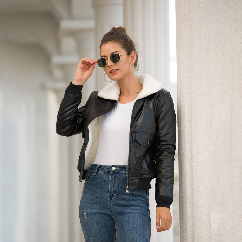 Winter-Chic: EMMA's Lederjacke mit Pelzkragen