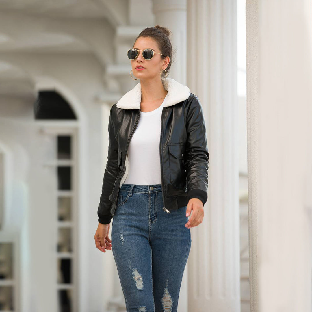 Winter-Chic: EMMA's Lederjacke mit Pelzkragen