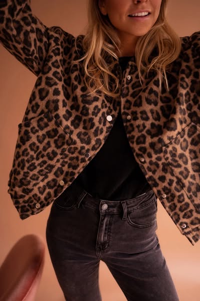 Valenzora | Die Leoparden-Bomberjacke
