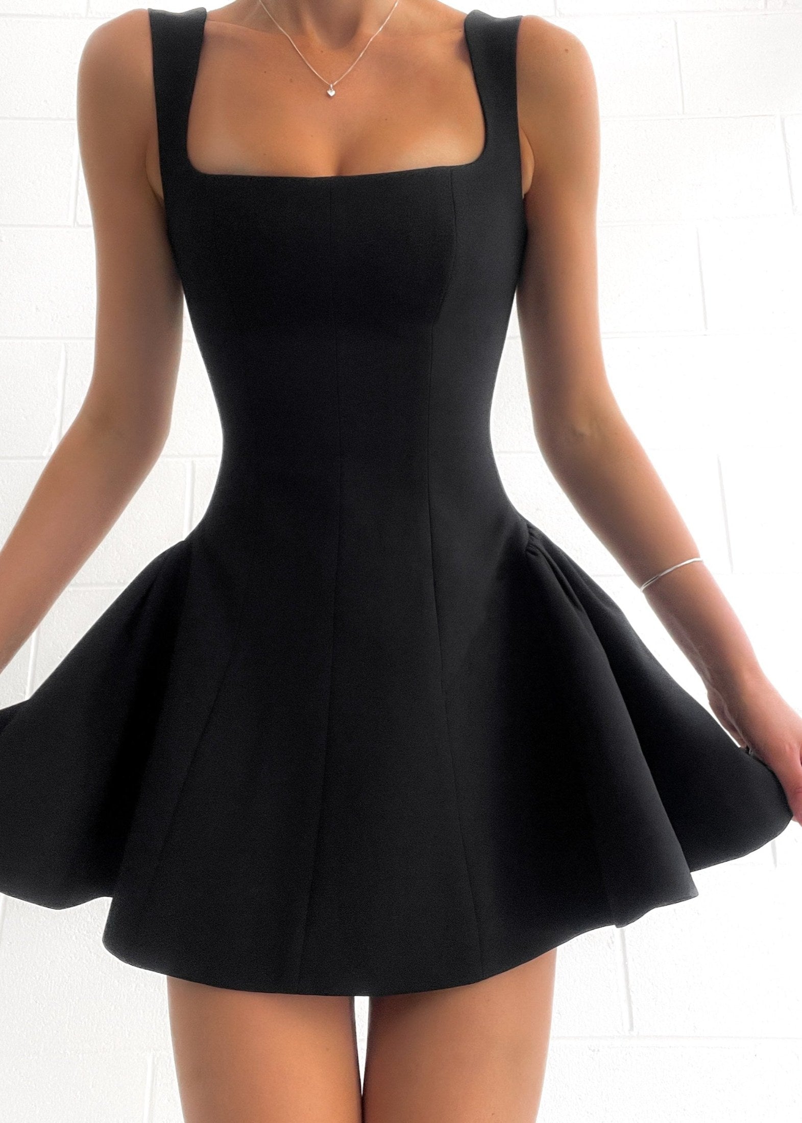 Valenzora | Einfarbiges Minikleid mit Falten und Rüschen für Damen