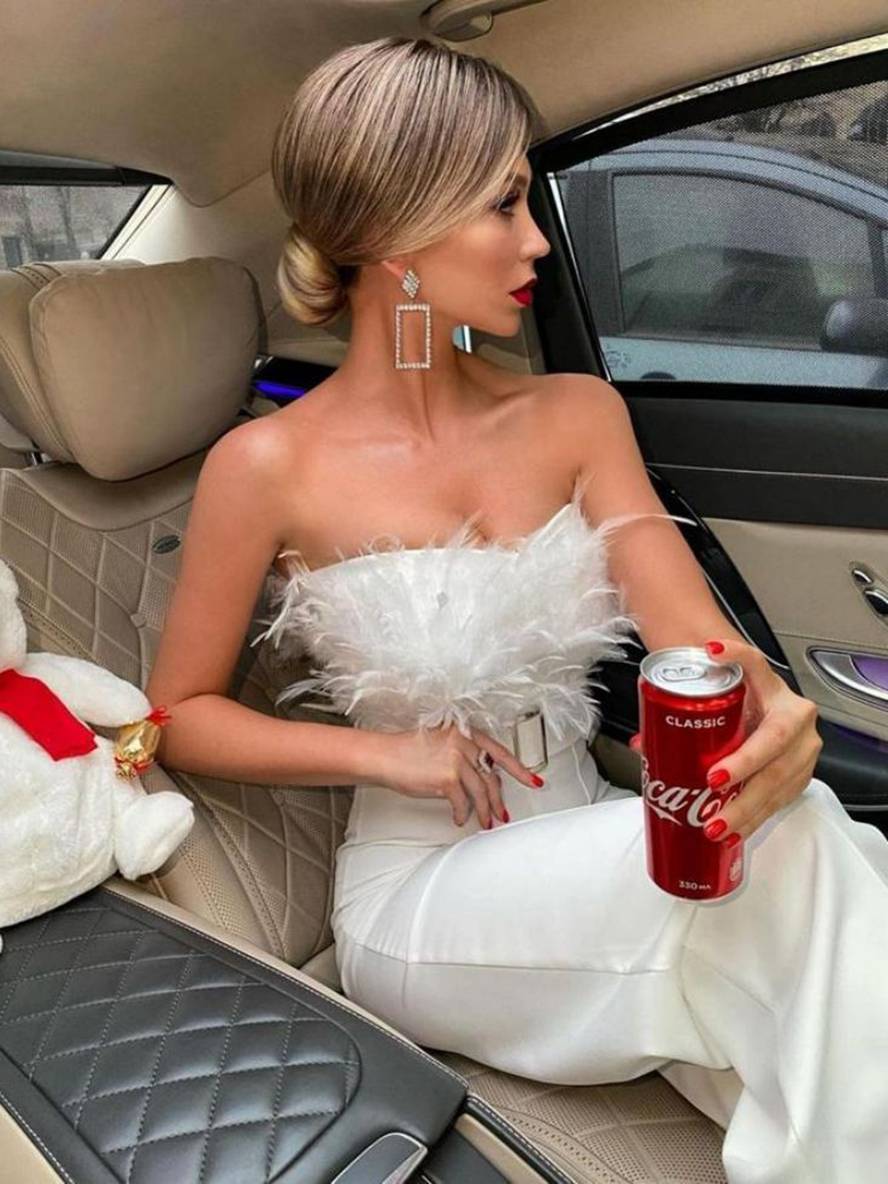 Valenzora | Kombination Tube mit geradem Bein Bustier mit Federn Elegante Frau Weiß