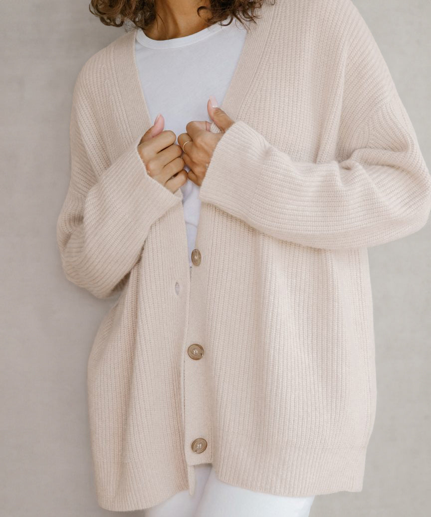 Valenzora Cardigan | Elegante, übergroße Weste für Damen mit Knopfverschluss und V-Ausschnitt