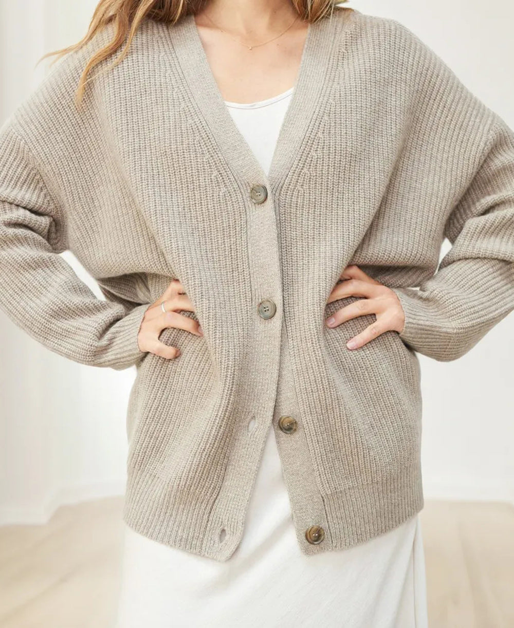Valenzora Cardigan | Elegante, übergroße Weste für Damen mit Knopfverschluss und V-Ausschnitt