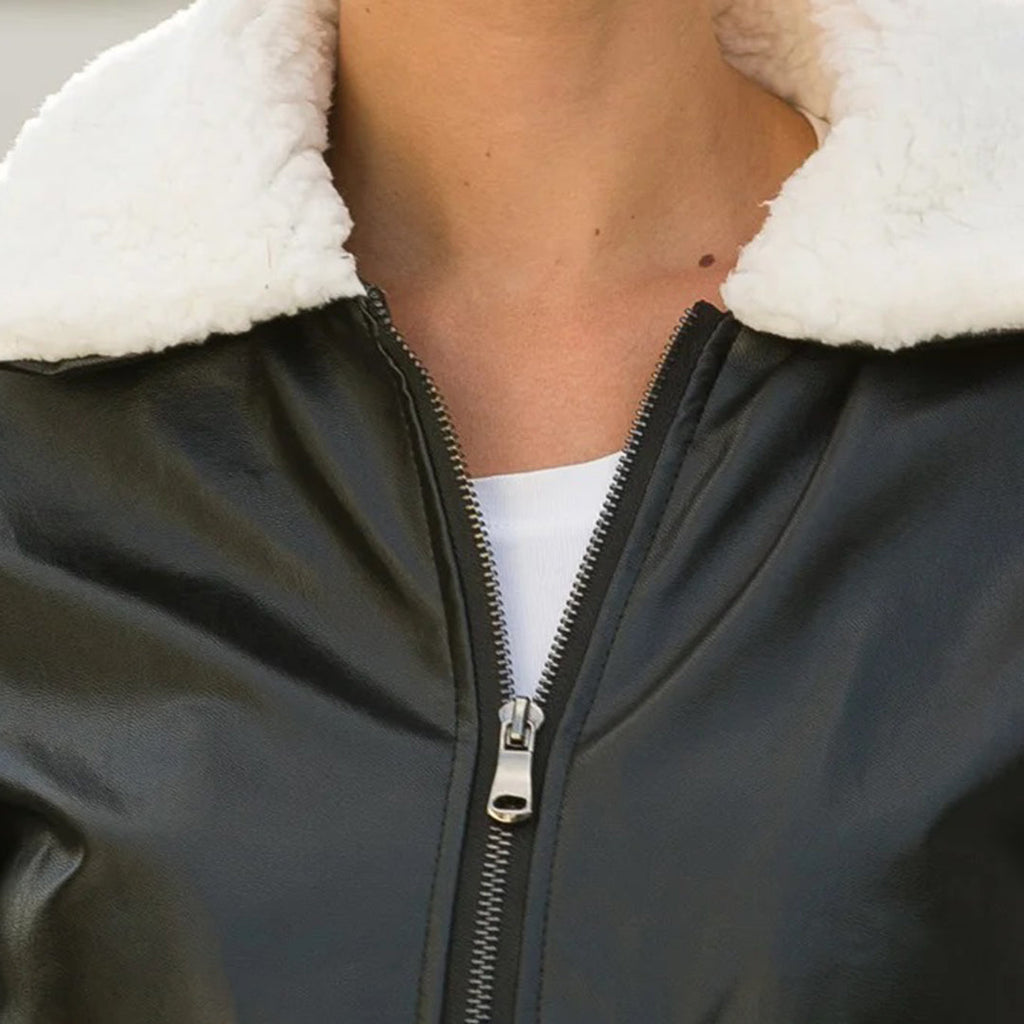Winter-Chic: EMMA's Lederjacke mit Pelzkragen