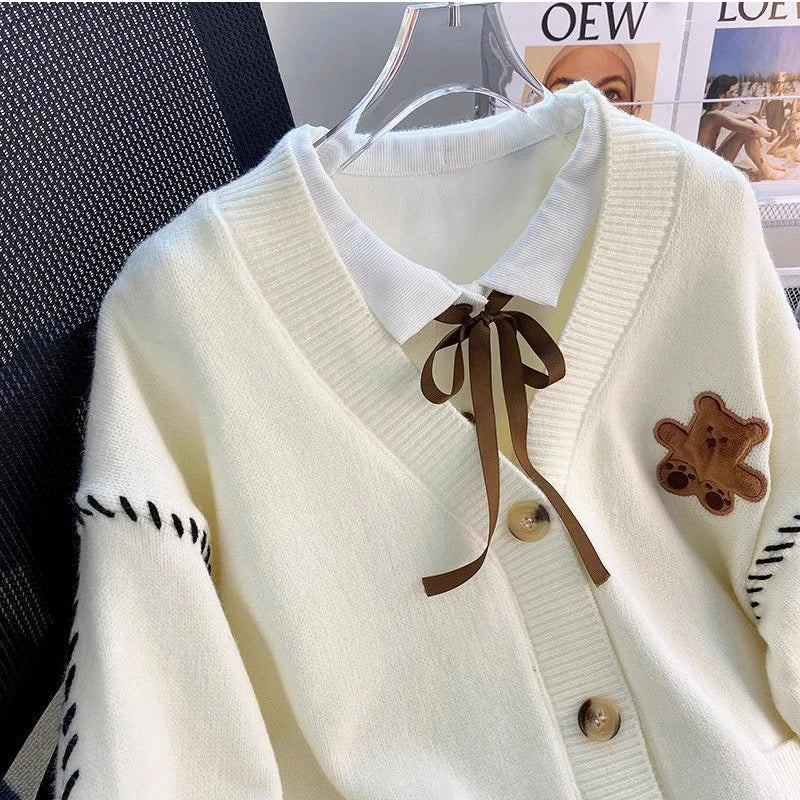 Strickjacke mit kontrastierenden Details