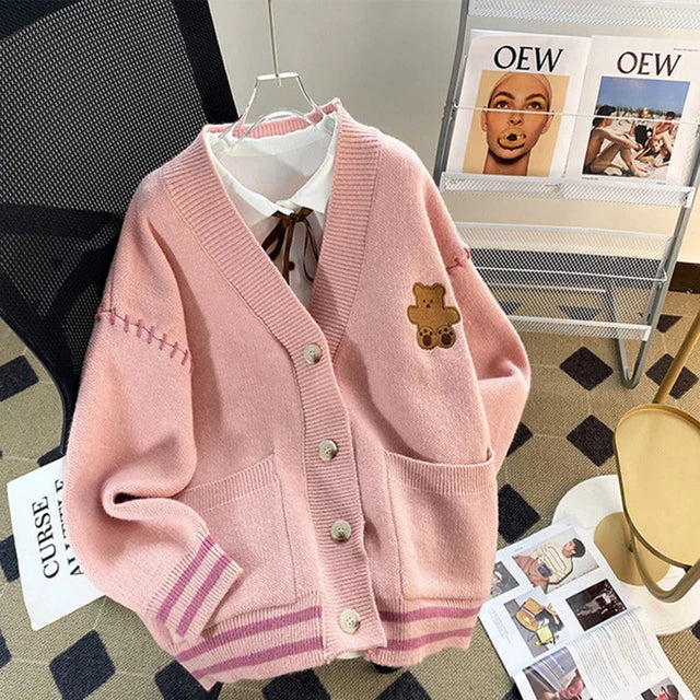 Strickjacke mit kontrastierenden Details