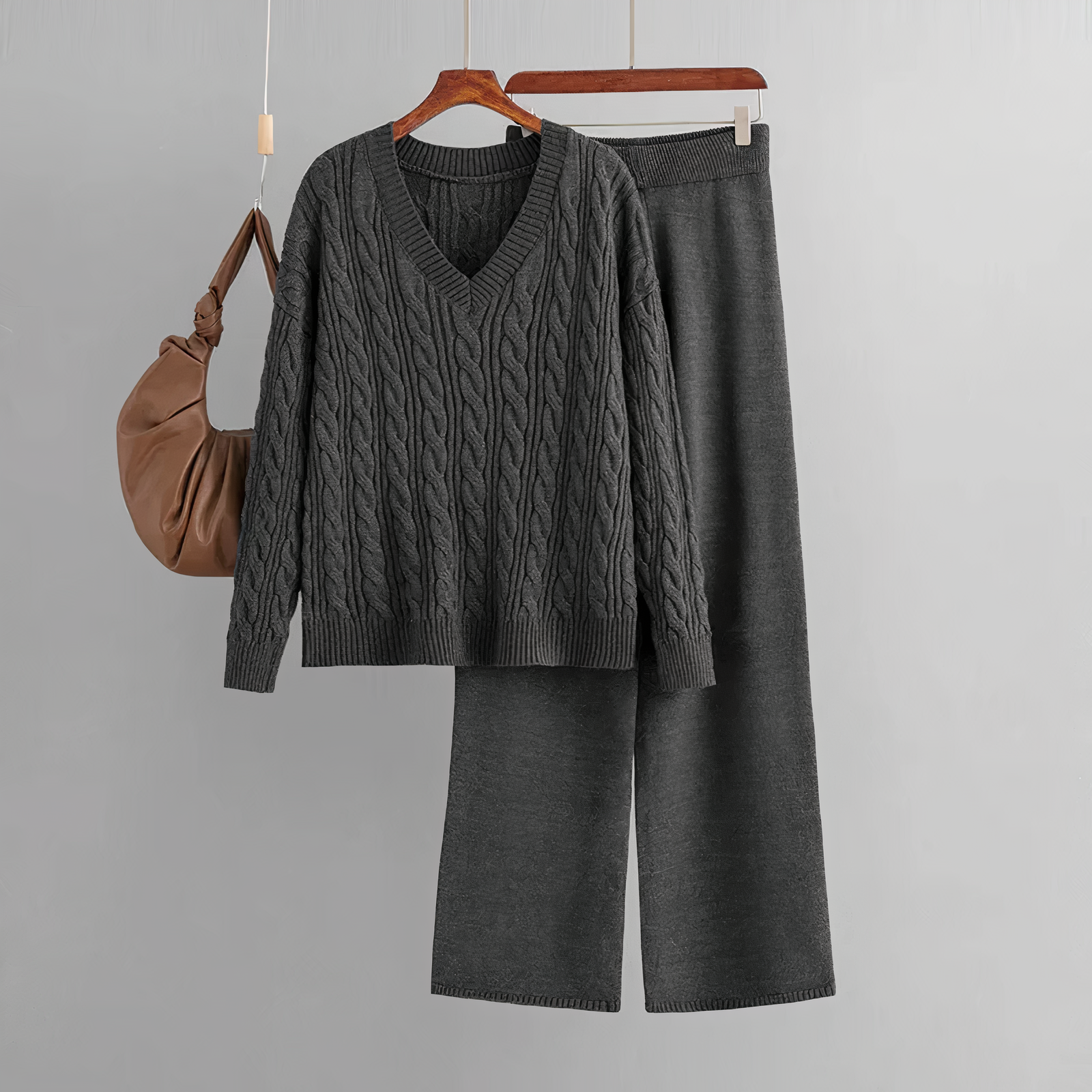 Valenzora - Fashionable set with V-neck