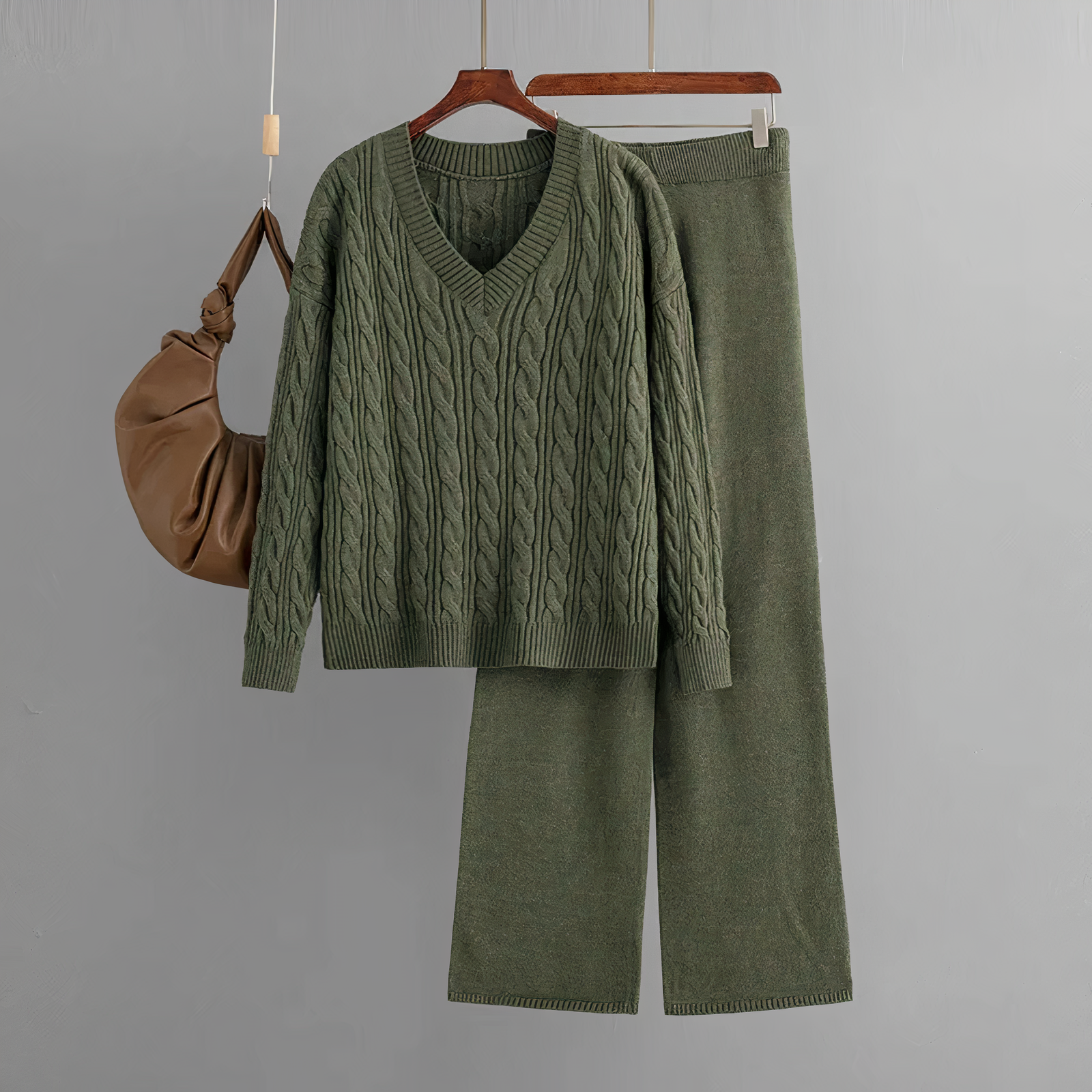 Valenzora - Fashionable set with V-neck